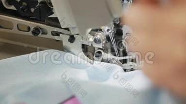女人`手在<strong>缝纫机</strong>上缝一把锁。 <strong>缝纫机</strong>上的锁缝。 自动<strong>缝纫机</strong>。